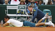 BOLÍ? Australský tenista Bernard Tomic se nechává oetovat bhem zápasu na