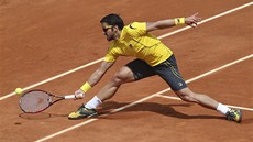 SKLUZ. Srbský tenista Janko Tipsarevič se natahuje po míčku na Roland Garros. SKLUZ. Srbský tenista Janko Tipsarevič se natahuje po míčku na Roland Garros.