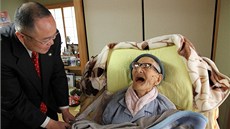 Nejstarší muž světa Džiroemon Kimura při oslavě svých 116. narozenin. Nejstarší muž světa Džiroemon Kimura při oslavě svých 116. narozenin.
