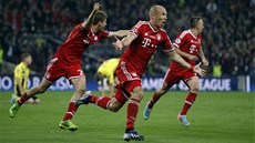 JE TO TAM! Hrái Bayernu v ele s Arjenem Robbenem slaví gól, kterým nizozemský