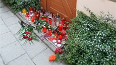 Ped domem zavradné rodiny v Brn-Ivanovicích se hromadí svíky, kvtiny a...