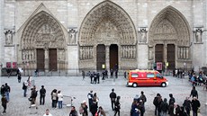 Ve slavné paíské katedrále Notre-Dame se zastelil lovk.