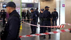 Policie zajišťuje místo činu, kde v sobotu neznámý útočník pobodal vojáka (25. Policie zajišťuje místo činu, kde v sobotu neznámý útočník pobodal vojáka (25.