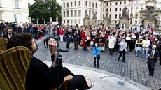 Na happening dorazily zhruba dv stovky lidí. Studenti jim zahráli scénku, ve