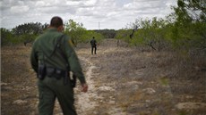 Poté je čeká deportace zpět do chudoby. Poté je čeká deportace zpět do chudoby.