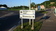 Smrovka v rakouské obci Mureck ukazuje k hraninímu pechodu se Slovinskem.