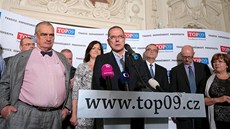 Šéf zastupitelského klubu TOP 09 Jiří Vávra hovoří při tiskové konferenci Šéf zastupitelského klubu TOP 09 Jiří Vávra hovoří při tiskové konferenci