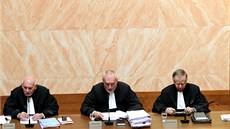 Soudci Pavel Rychetský (zleva), Stanislav Balík a Pavel Holländer při jednání Soudci Pavel Rychetský (zleva), Stanislav Balík a Pavel Holländer při jednání
