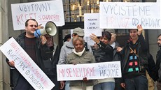 Demonstrace obanských iniciativ a Rom za lepí sociální bydlení v Ostrav.