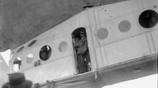 Italia pistává ve Stolpu 1928. Ve dveích kabiny stojí velitel výpravy Nobile.