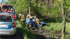 Osmnáctiletý idi havaroval na Opavsku do stromu (20. kvtna 2013). 