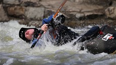 Závodu ve freestyle kayakingu ze v Plzni zúastnily asi tyi desítky vodák. Na snímku úadující mistr svta James Bebbington z Velké Británie.