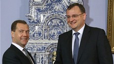 Ruský premiér Dmitrij Medveděv se vítá s českým předsedou vlády Petrem Nečasem Ruský premiér Dmitrij Medveděv se vítá s českým předsedou vlády Petrem Nečasem