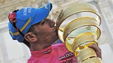 Vincenzo Nibali s trofejí pro vítze Giro d´Italia.