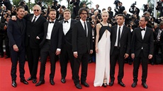 Tvrci filmu Inside Llewyn Davis na erveném koberci v Cannes