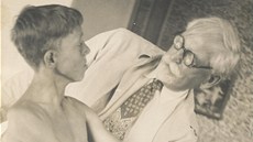 Alfons Mucha, Fotografie modelu pro obraz Písaha omladiny, 1926. Vyvolávací...