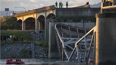 V USA se zítila ást dálniního mostu (24. kvtna 2013).