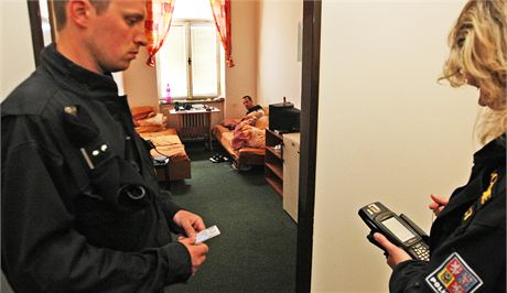 Policejní zátah v ostravské ubytovn Karin. (29. kvtna 2013)