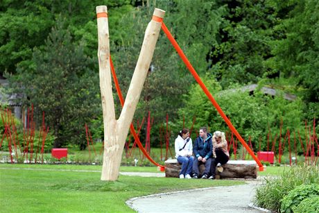 V areálu Krajinné výstavy si mohou lidé odpoinout na lavice, která vypadá...