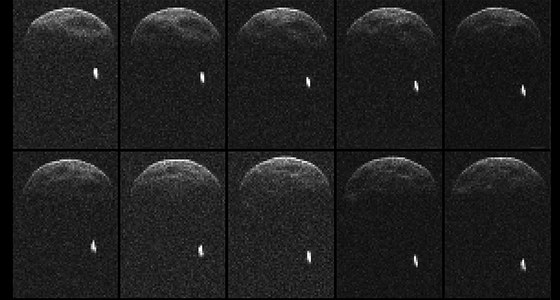 Planetka 1998 QE2 na sekvenci radarových snímk. Bílá skvrna je 600metrový