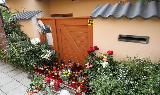 Kvtiny a svíky ped domem zavradné rodiny v Ivanovicích (31. kvtna 2013)