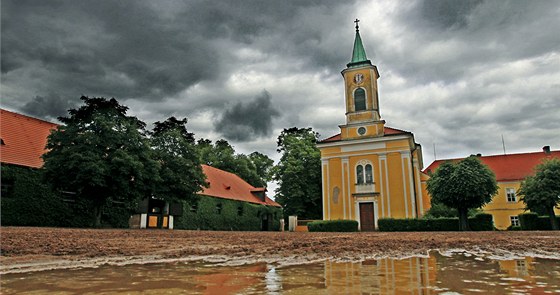 Nad budoucností hebína v Kladrubech nad Labem se vznáí mrana. Ilustraní foto.