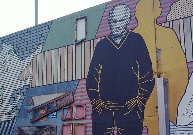 "Portrét Bohumila Hrabala" namalovaný na zdi v ulice Na hrázi,  kde Hrabal il