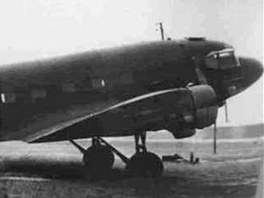 Vojenský letoun Li-2 z letecké základny ve Kbelích, v nm se v roce 1953...