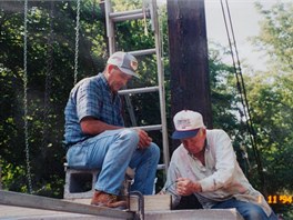 Otec a syn Richardsonovi v zaátcích stavby repliky mostu v roce 1994