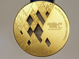 Zlatá paralympijská medaile pro hry v Soi 2014.