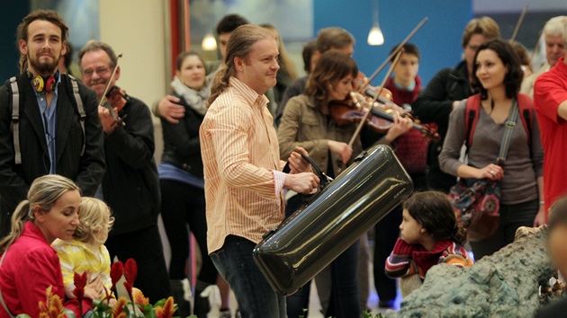 Flash mob brnnsk filharmonie v Galerii Vakovka (30. kvtna 2013)