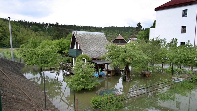 Rozvodnn Klabava protekla nedovenmi protipovodovmi vraty a zatopila chatku a zahradu v Nov Huti u Diny na Plzesku (31. kvtna 2013)