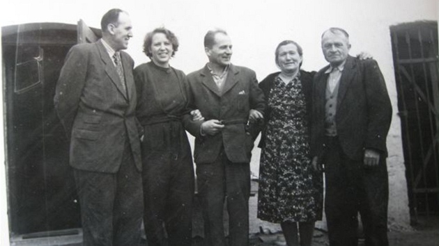 Frantiek Wiendl s rodinou a pteli po proputn z vzen v roce 1960.