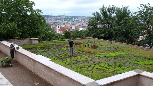 Hrad pilberk po opravch dostal i zelenou stechu.