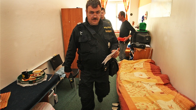 Policejn ztah v ostravsk ubytovn Karin. (29. kvtna 2013)