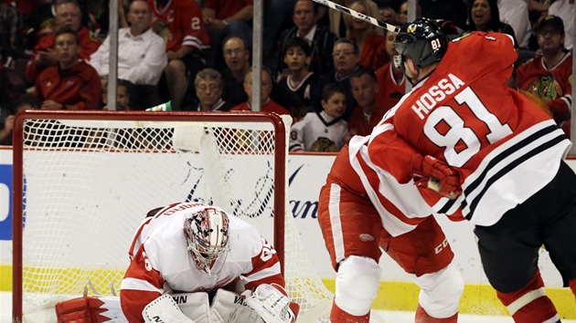 Detroitsk glman Jimmy Howard likviduje stelu chicagskho tonka Mariana Hossy.