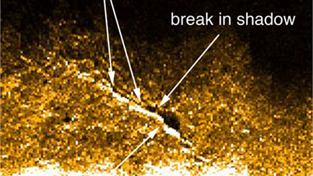 "Anomlie" nalezen na sonarovch snmcch z ervence 2012. Objekt je na jednom konci vy, na druhm m prasklinu. Jsou to trosky trupu Amelie Earhartov?