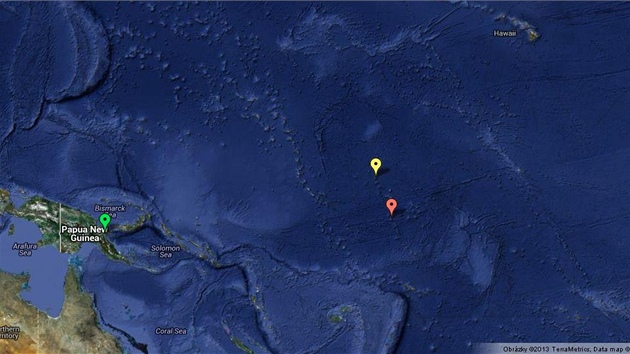 Mapa Tichomo, kde v roce 1937 zmizelo letadlo Amelie Earhartov. Zelen ipka - Lae v Nov Guineji, odkud Earhartov naposled vzltla. lut ipka - Howlandv ostrov, kde mla pistt. erven ipka - atol Nikumaroro, msto pravdpodobnho nlezu trosek letadla.