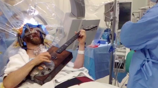 Brad Carter bhem operace mozku hrl na kytaru.