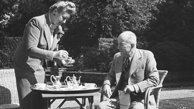 Prezident Edvard Bene s manelkou Hanou a jejich psem na zahrad (1944)