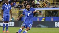 Kapitán italských fotbalistů Andrea Pirlo střílí na branku San Marina. Kapitán italských fotbalistů Andrea Pirlo střílí na branku San Marina.