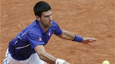 JEDNIKA V AKCI. Srbský tenista Novak Djokovi hraje 2. kolo Roland Garros.