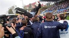 Fotbalisté liberce oslavují získání mistrovského titulu v sezon 2005 - 2006....