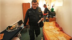 Policejní zátah v ostravské ubytovně Karin. (29. května 2013) Policejní zátah v ostravské ubytovně Karin. (29. května 2013)