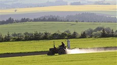 Soukromý zemědělec u Vysokých Studnic při podvečerním postřiku pole. Soukromý zemědělec u Vysokých Studnic při podvečerním postřiku pole.