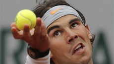 panlský tenista Rafael Nadal podává v zápase se Slovákem Martinem Klianem.