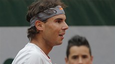 panlský tenista Rafael Nadal se diví nad sporným míkem v duelu se Slovákem