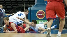 Čeští juniorští reprezentanti Lukáš Feštr (8) a Petr Šafarčík bojují o míč v Čeští juniorští reprezentanti Lukáš Feštr (8) a Petr Šafarčík bojují o míč v
