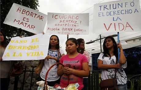 Protesty proti potratu v areálu nemocnice v San Salvadoru, kde 22letá Beatriz