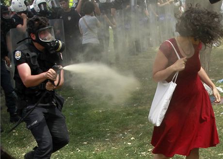 Fotografie eny v ervených atech, kterou bhem protest v Turecku zachytil...